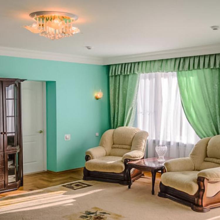 Оснащение гостиной номера 2 местный 2 комнатный Люкс с балконом, Люкс-корпус санатория Кругозор в Кисловодске