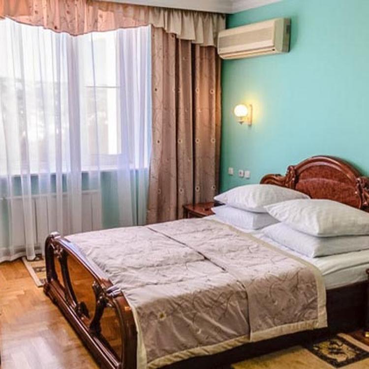 Спальня номера 2 местный 2 комнатный Люкс с балконом, Люкс-корпус санатория Кругозор в Кисловодске