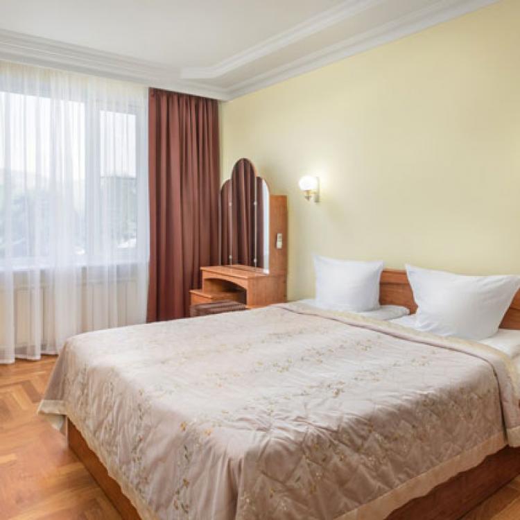 Спальня в 2 местном 2 комнатном Люксе, Люкс-корпус санатория Кругозор в Кисловодске